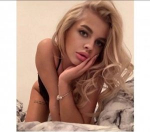 Saoussen polish outcall escort in North New Hyde Park, NY